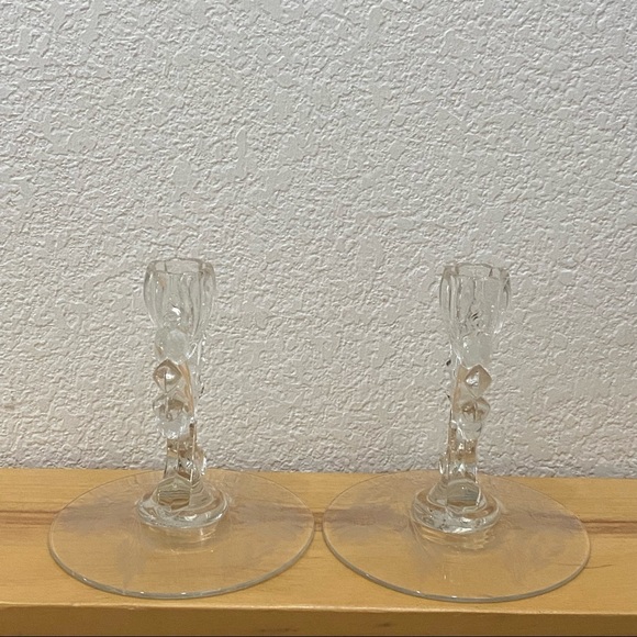 Pair of Vintage New Martinsville Janice Hughe’s Cornflower Cut Candle Holders - Picture 3 of 10